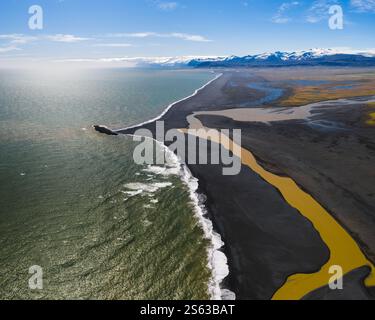 Vue aérienne de la rivière glaciaire rencontrant l'océan près de Hornafjörður, sud de l'Islande. Banque D'Images