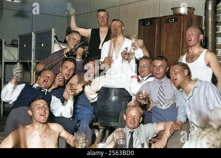 Les soldats allemands en train de boire une bière et de chanter dans leurs casernes 1937 Banque D'Images