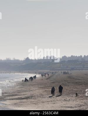 Marcher le long de la plage de Gorleston et le front de mer sur un dimanche après-midi d'hiver, Gorleston-on-Sea, Great. Yarmouth, Norfolk, Angleterre, Royaume-Uni Banque D'Images