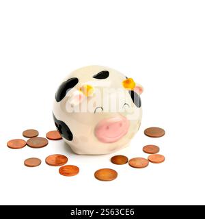Tirelire rose et pièces de monnaie, isolées sur fond blanc. Concept commercial. Il y a de l'espace libre pour votre texte. Banque D'Images