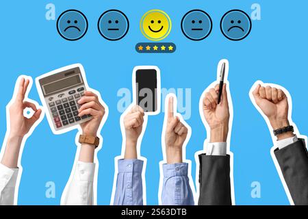 Mains de gens d'affaires avec calculatrice, téléphone portable et stylo sur fond bleu. Répondre à l'enquête Banque D'Images