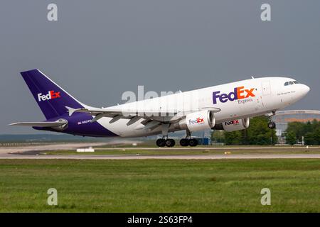 FedEx Express Airbus A310-300F immatriculé N801FD vient de voler à l'aéroport de Francfort Banque D'Images