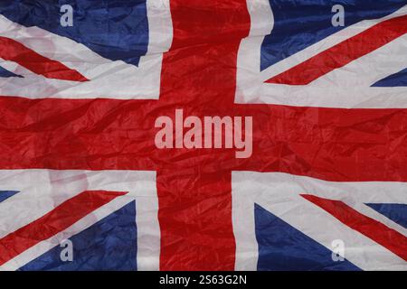 Drapeau Union Jack ondulé et froissé suspendu. Banque D'Images