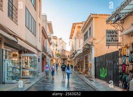 Adrianou St dans le quartier de Plaka, Athènes, Grèce, une rue piétonne animée, avec des boutiques et des cafés sur les trottoirs. Banque D'Images