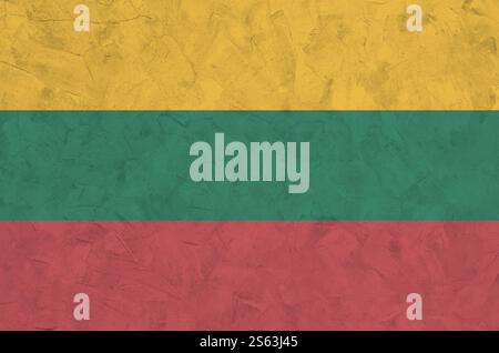 Drapeau lituanien représenté dans des couleurs de peinture vives sur le vieux mur de plâtrage en relief en gros plan. Bannière texturée sur fond brut. Drapeau lituanien représenté Banque D'Images
