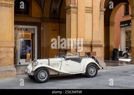 Bologne, Italie - 15 septembre 2024 : une voiture MG série T garée dans le centre historique de la ville Banque D'Images