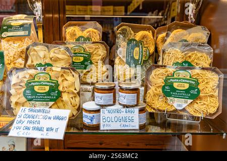 Bologne, Italie - 15 septembre 2024 : une variété de pâtes sèches italiennes traditionnelles exposées dans un magasin local Banque D'Images