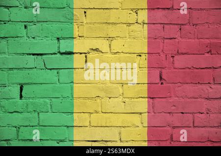 Mali drapeau est peint sur un vieux mur de brique Banque D'Images