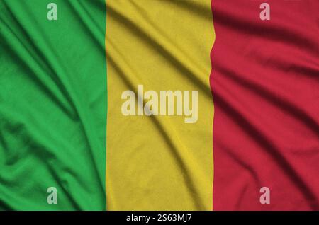 Le drapeau du Mali est représenté sur un tissu de sport avec de nombreux plis. Bannière agitant l'équipe sportive. Le drapeau du Mali est représenté sur un tissu de tissu de sport avec beaucoup Banque D'Images