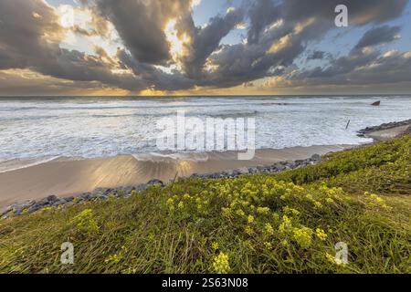 Coucher de soleil sur la plage à Bidart près de Biaritz. France région basque dans le sud de la France. Paysage scen en Europe. Banque D'Images