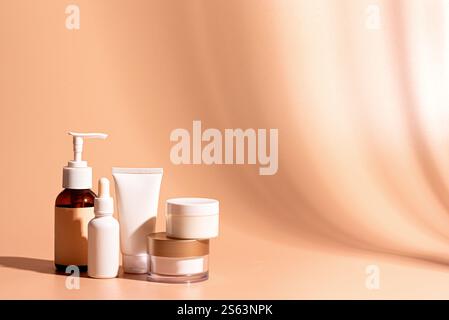 Soins de la peau non marqués produits de beauté sur fond orange rose avec des ombres de retour, assortiment de bouteilles de cosmétiques, tubes et pots, cosmetol sain Banque D'Images