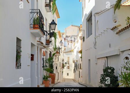 La vieille ville d'Altea présente des rues étroites et de charmantes maisons blanchies à la chaux, mettant en valeur l'architecture traditionnelle de la ville le long de la Méditerranée Banque D'Images