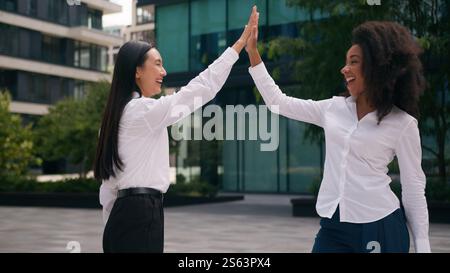 Afro-américaine asiatique coréenne femmes ensemble heureux rire femmes d'affaires partenaires d'affaires coworkers donner haut cinq bonne ville de travail d'équipe Banque D'Images