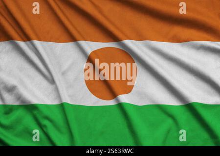 Le drapeau du Niger est représenté sur un tissu de sport avec de nombreux plis. Bannière agitant l'équipe sportive. Le drapeau du Niger est représenté sur un tissu de tissu de sport avec beaucoup Banque D'Images