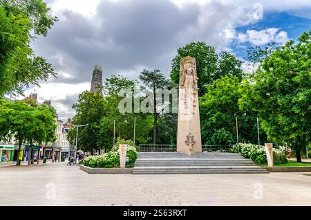 Amiens, France, 3 juillet 2023 : Statue du général Philippe Leclerc (Maréchal de France) monument dans le parc avec des arbres verts sur la place René Goblet Banque D'Images