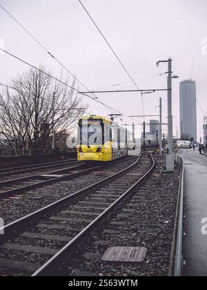 Manchester Metrolink Bee réseau de transports publics pour le Grand Manchester. Le tramway est représenté en direction de Piccadilly via Deansgate Castlefield Banque D'Images