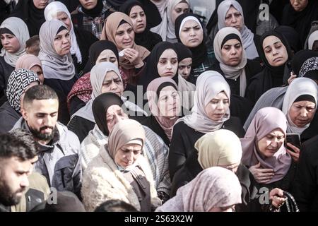 Jénine, Palestine. 15 janvier 2025. Des femmes palestiniennes pleurent pendant les funérailles de trois frères. Palestiniens tués dans une frappe aérienne israélienne dans le camp de réfugiés de Djénine en Cisjordanie. L'armée israélienne et les services de sécurité du Shin Bet ont intensifié leurs opérations militaires et de renseignement dans les camps de réfugiés de Cisjordanie après avoir tiré sur des groupes de colons israéliens en Cisjordanie. (Photo de Nasser Ishtayeh/SOPA images/Sipa USA) crédit : Sipa USA/Alamy Live News Banque D'Images