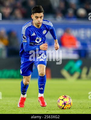 Leicester, Royaume-Uni. 15 janvier 2025. Facundo Buonanotte de Leicester City rompt avec le ballon lors du match de premier League Leicester City vs Crystal Palace au King Power Stadium, Leicester, Royaume-Uni, le 15 janvier 2025 (photo par Alfie Cosgrove/News images) à Leicester, Royaume-Uni le 15/01/2025. (Photo par Alfie Cosgrove/News images/SIPA USA) crédit : SIPA USA/Alamy Live News Banque D'Images