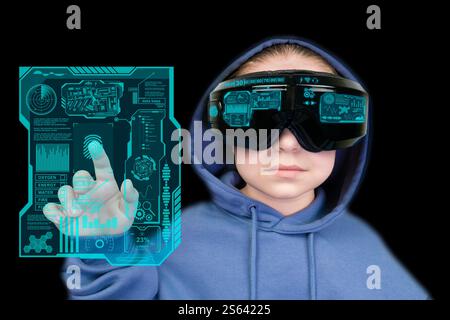 Fille en sweat à capuche bleu avec casque de réalité virtuelle utilisant l'interface virtuelle HUD sur fond noir. Lunettes de réalité virtuelle. Cyberespace, divertissement Banque D'Images
