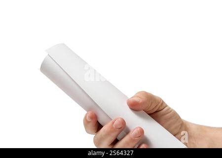 Main d'homme tenant du papier blanc et blanc en feuille mis en évidence sur fond blanc Banque D'Images