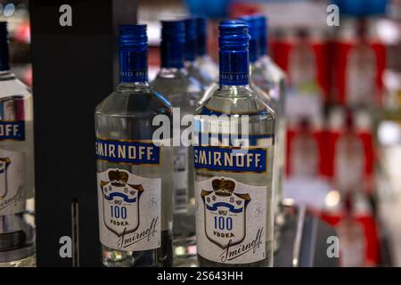 Row Smirnoff bouteilles de vodka sur l'étagère, mettant en vedette l'image de marque emblématique, boisson alcoolisée de haute qualité, vente en duty free, photographie de produit publicitaire, com Banque D'Images