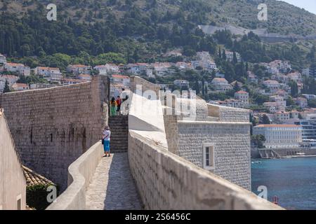 Dubrovnik, Croatie - 27 juin 2023 : itinéraire touristique autour des remparts de la ville entourant la ville médiévale par la mer Adriatique. Banque D'Images