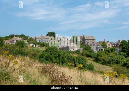 Charmant village de Worth Matravers dans le Dorset présentant des chalets en pierre et une végétation luxuriante sous un ciel dégagé Banque D'Images