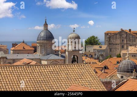 Dubrovnik, Croatie - 27 juin 2023 : vue aérienne de la vieille ville (Stari Grad) depuis les remparts médiévaux de la ville par la mer Adriatique. Banque D'Images