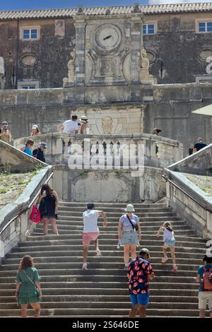 Dubrovnik, Croatie - 27 juin 2023 : escaliers jésuites baroques menant à la porte d'entrée de l'église jésuite de tous Ignatius de Loyola et du collège jésuite. Banque D'Images