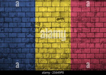 Tchad drapeau est peint sur un vieux mur de brique Banque D'Images