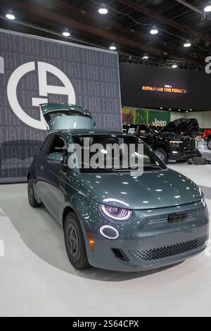 Detroit, Michigan, États-Unis. 15 janvier 2025. La Fiat 500e voiture électrique au salon de l'auto de Detroit 2025. Crédit : Jim West/Alamy Live News Banque D'Images