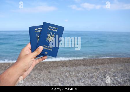 Nouveau passeport ukrainien biométrique vous permet de voyager dans les pays de villégiature européens de l'Union européenne sans visa. Document d'identité électronique sans visa. Banque D'Images