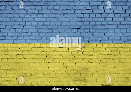 Drapeau de l'Ukraine est peint sur un vieux mur de brique Banque D'Images