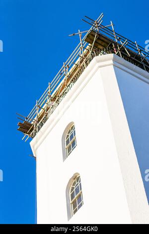 phare de quai de poisson blanc en rénovation avec échafaudage contre un ciel bleu clair sur le quai de poisson tynemouth north shields uk Banque D'Images