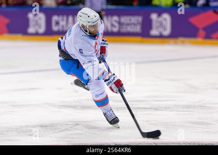 Genève, Suisse. 15 janvier 2025. Genève, Suisse, 15 janvier 2025 : Yannick Weber (6 ZSC Lions) tire la rondelle (action) lors du match de la Ligue des Champions entre Geneve Servette HC et ZSC Lions aux Vernets à Genève, Suisse (Giuseppe Velletri/SPP) crédit : SPP Sport Press photo. /Alamy Live News Banque D'Images