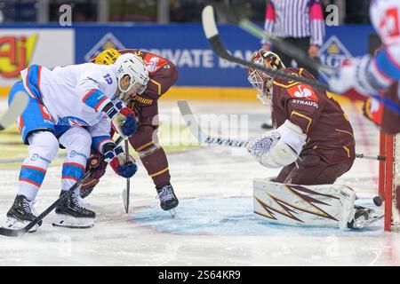 Genève, Suisse. 15 janvier 2025. Genève, Suisse, 15 janvier 2025 : Yannick Zehnder (12 ZSC Lions) marque lors du match de la Ligue des Champions entre Geneve Servette HC et ZSC Lions aux Vernets de Genève, Suisse (Giuseppe Velletri/SPP) crédit : SPP Sport Press photo. /Alamy Live News Banque D'Images