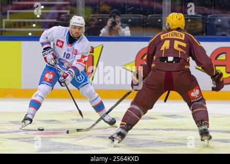 Genève, Suisse. 15 janvier 2025. Genève, Suisse, 15 janvier 2025 : Sven Andrighetto (10 ZSC Lions) passe la rondelle lors du match de la Ligue des Champions entre Geneve Servette HC et ZSC Lions aux Vernets à Genève, Suisse (Giuseppe Velletri/SPP) crédit : SPP Sport Press photo. /Alamy Live News Banque D'Images