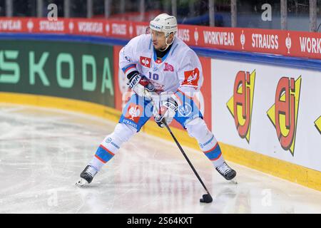 Genève, Suisse. 15 janvier 2025. Genève, Suisse, 15 janvier 2025 : Sven Andrighetto (10 ZSC Lions) contrôle le palet (action) pendant le match de la Ligue des Champions entre Geneve Servette HC et ZSC Lions aux Vernets à Genève, Suisse (Giuseppe Velletri/SPP) crédit : SPP Sport Press photo. /Alamy Live News Banque D'Images