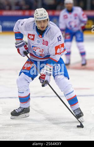 Genève, Suisse. 15 janvier 2025. Genève, Suisse, 15 janvier 2025 : Justin Sigrist (13 ZSC Lions) contrôle le palet (action) pendant le match de la Ligue des Champions entre Geneve Servette HC et ZSC Lions aux Vernets à Genève, Suisse (Giuseppe Velletri/SPP) crédit : SPP Sport Press photo. /Alamy Live News Banque D'Images