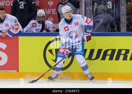 Genève, Suisse. 15 janvier 2025. Genève, Suisse, 15 janvier 2025 : Santtu Kinnunen (72 ZSC Lions) contrôle le palet (action) pendant le match de la Ligue des Champions entre Geneve Servette HC et ZSC Lions aux Vernets à Genève, Suisse (Giuseppe Velletri/SPP) crédit : SPP Sport Press photo. /Alamy Live News Banque D'Images