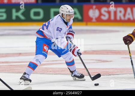 Genève, Suisse. 15 janvier 2025. Genève, Suisse, 15 janvier 2025 : Denis Malgin (62 ZSC Lions) contrôle le palet (action) pendant le match de la Ligue des Champions entre Geneve Servette HC et ZSC Lions aux Vernets à Genève, Suisse (Giuseppe Velletri/SPP) crédit : SPP Sport Press photo. /Alamy Live News Banque D'Images