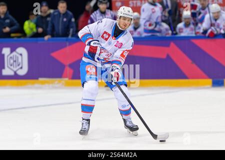 Genève, Suisse. 15 janvier 2025. Genève, Suisse, 15 janvier 2025 : Dean Kukan (46 ZSC Lions) contrôle le palet (action) pendant le match de la Ligue des Champions entre Geneve Servette HC et ZSC Lions aux Vernets à Genève, Suisse (Giuseppe Velletri/SPP) crédit : SPP Sport Press photo. /Alamy Live News Banque D'Images