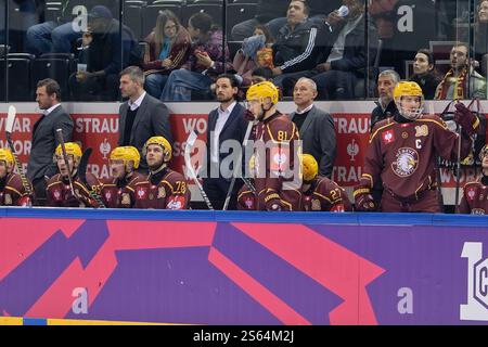 Genève, Suisse. 15 janvier 2025. Genève, Suisse, 15 janvier 2025 : Noah Rod (96 Geneve Servette HC) soutient ses coéquipiers lors du match de la Ligue des Champions entre Geneve Servette HC et ZSC Lions aux Vernets à Genève, Suisse (Giuseppe Velletri/SPP) crédit : SPP Sport Press photo. /Alamy Live News Banque D'Images