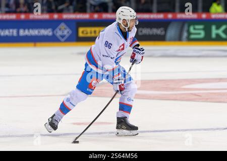 Genève, Suisse. 15 janvier 2025. Genève, Suisse, 15 janvier 2025 : Dario Trutmann (86 ZSC Lions) tire la rondelle (action) lors du match de la Ligue des Champions entre Geneve Servette HC et ZSC Lions aux Vernets à Genève, Suisse (Giuseppe Velletri/SPP) crédit : SPP Sport Press photo. /Alamy Live News Banque D'Images