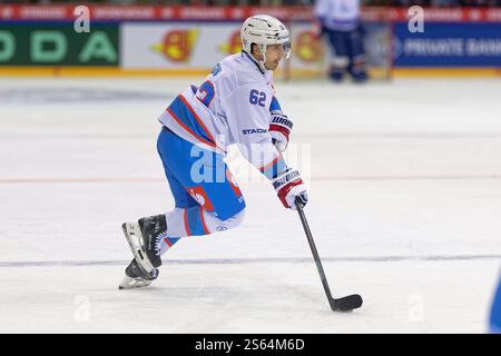 Genève, Suisse. 15 janvier 2025. Genève, Suisse, 15 janvier 2025 : Denis Malgin (62 ZSC Lions) avance (action) lors du match de la Ligue des Champions entre Geneve Servette HC et ZSC Lions aux Vernets à Genève, Suisse (Giuseppe Velletri/SPP) crédit : SPP Sport Press photo. /Alamy Live News Banque D'Images