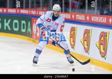 Genève, Suisse. 15 janvier 2025. Genève, Suisse, 15 janvier 2025 : Rudols Bakers (38 ZSC Lions) contrôle le palet (action) pendant le match de la Ligue des Champions entre Geneve Servette HC et ZSC Lions aux Vernets à Genève, Suisse (Giuseppe Velletri/SPP) crédit : SPP Sport Press photo. /Alamy Live News Banque D'Images