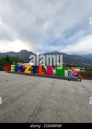 Tepoztlan, Morelos, Mexique - 7 novembre 2024 : ville magique Tepoztlan à Morelos, Mexique. Destination touristique populaire pour son climat chaud et la pyramide Banque D'Images
