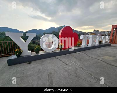 Tepoztlan, Morelos, Mexique - 7 novembre 2024 : ville magique Tepoztlan à Morelos, Mexique. Destination touristique populaire pour son climat chaud et la pyramide Banque D'Images