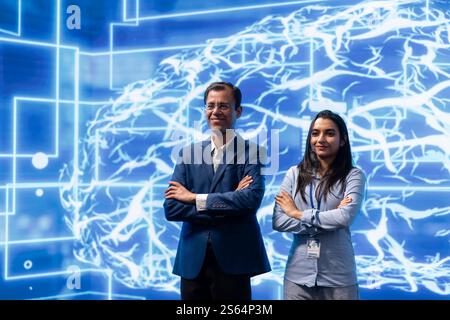 Portrait des employés travaillant avec des algorithmes d’apprentissage automatique IA. Administrateurs utilisant l'intelligence artificielle informatique simulant les processus de pensée du cerveau humain dans un modèle informatisé Banque D'Images