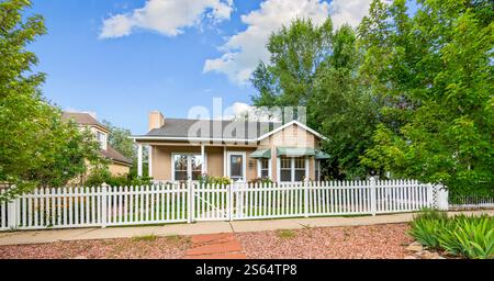 un chalet à la maison avec aménagement paysager verdoyant. Photo de haute qualité Banque D'Images